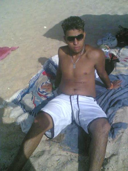 encore mehdi o plage avec la klikes ........